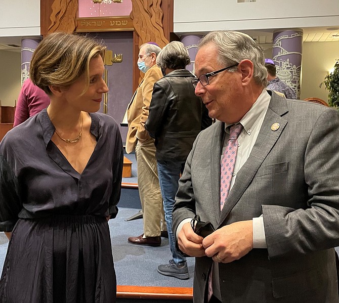 Corinna da Fonseca-Wollheim, left, speaks with Rabbi Jack Moline following her presentation of “The Bus to Buchenwald” Nov. 7 at Agudas Achim Congregation. da Fonseca-Wollheim’s grandfather perished in the Nazi concentration camp in 1944.