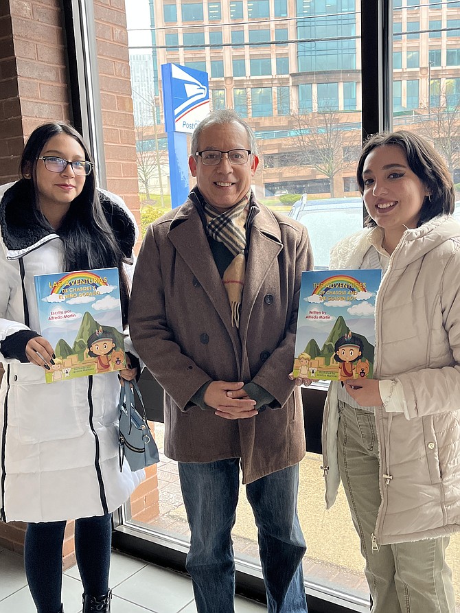 Children’s book author Alfredo Martín (center) with his daughters, Fiorella (left) and Andrea.