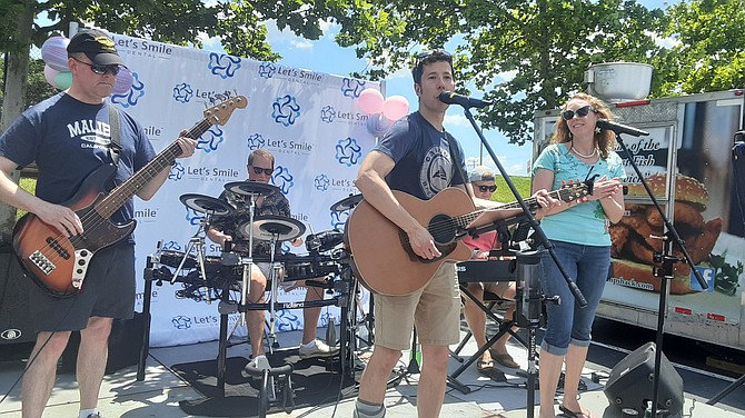 A Vienna band, The Coozies, provided the soundtrack early on.