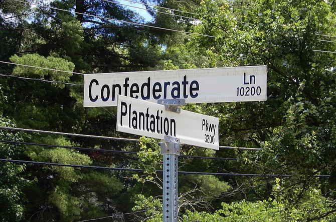 A closeup of the Confederate Lane and Plantation Parkway street sign.