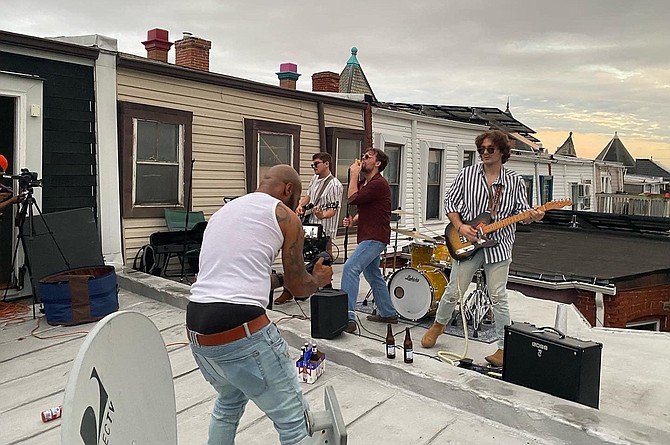 We be Jammin' from the rooftop