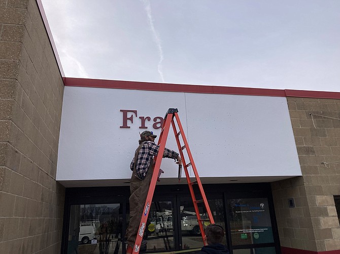 Crews were busy at the former Lee District Park, removing the “Lee” letters from buildings and putting up the new “Franconia” letters on the rec center building and the sign out at the park’s entrance on Telegraph Road.