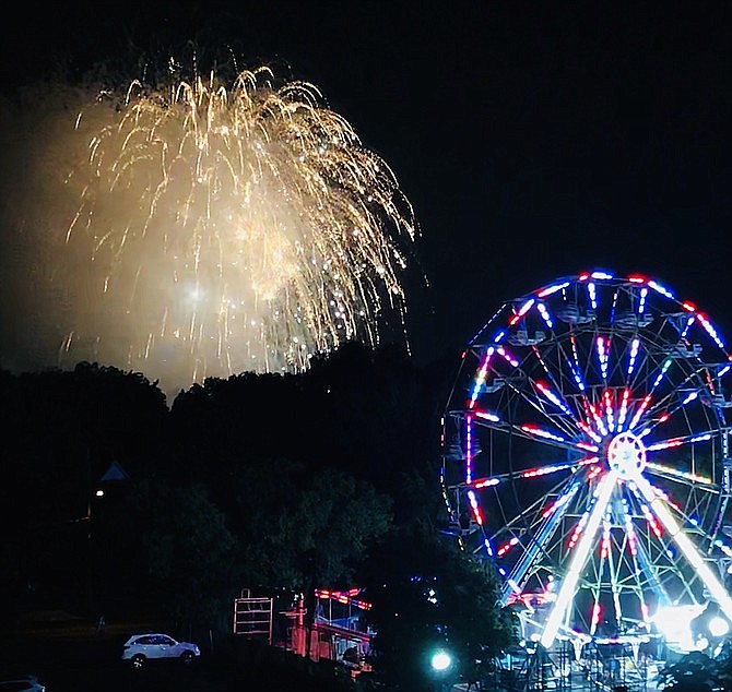 During the Herndon Festival 2018, the rain stopped for a while, and a stunning fireworks display went off, synchronized to songs such as "My Little Town." The lyrics rang out clearly and loudly, immersing festivalgoers and rousing their hearts one last time.