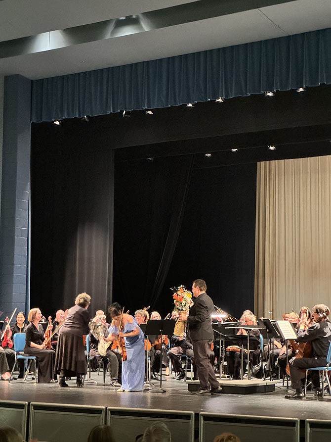 Guest violinist Akemi Takayama received strong applause and three huge bouquets of flowers.