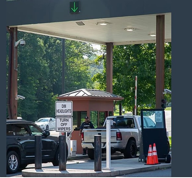 <cl>Hiring problems limit traffic flow at the Fort Belvoir gates.