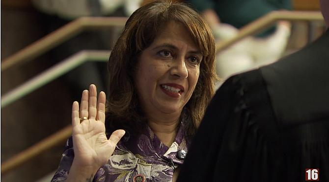 Braddock District Representative-elect Rachna Sizemore Heizer recites the oath of office during a swearing-in ceremony at the Fairfax County Government Center in Fairfax, Tuesday, Dec. 16. (Fairfax County)